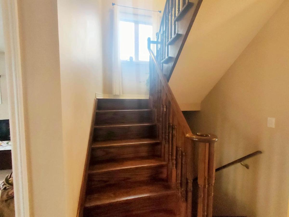 Affordable Room With Free Parking In Newmarket On 外观 照片