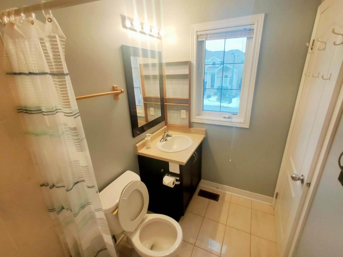 Affordable Room With Free Parking In Newmarket On 外观 照片