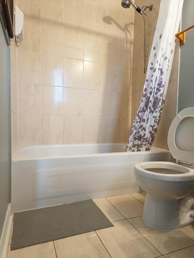 Affordable Room With Free Parking In Newmarket On 外观 照片