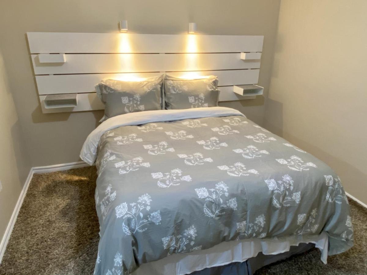 Affordable Room With Free Parking In Newmarket On 外观 照片