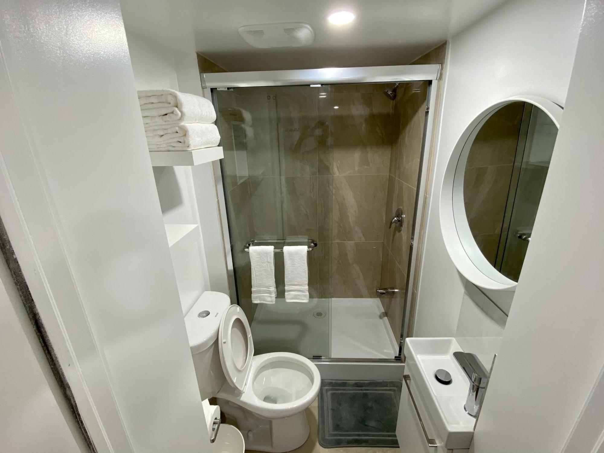 Affordable Room With Free Parking In Newmarket On 外观 照片