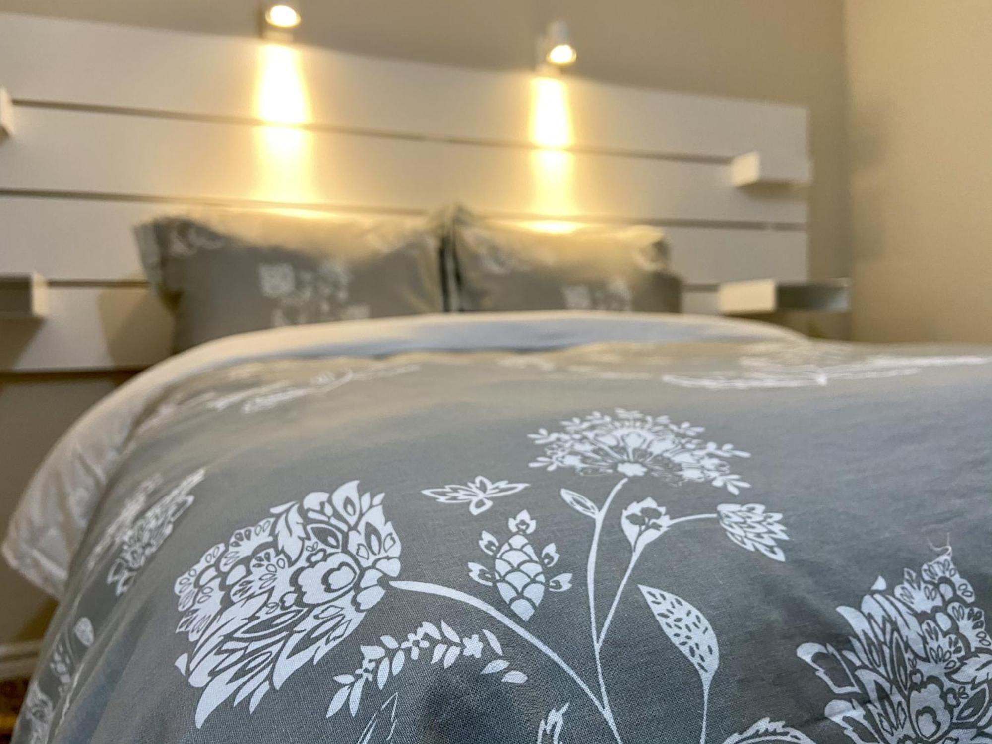 Affordable Room With Free Parking In Newmarket On 外观 照片